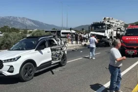 Beton mikseri otomobile çarptı; 2'si ağır 4 yaralı