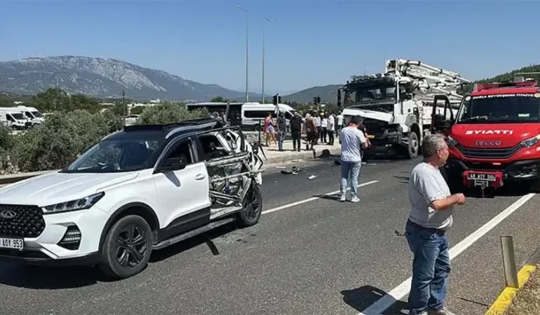 Beton mikseri otomobile çarptı; 2'si ağır 4 yaralı
