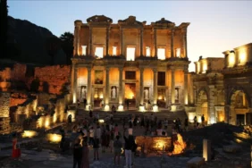 efes-antik-kentinde-gece-muzeciligi-basladi-092329-20250605.webp.webp