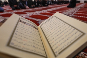 fransada-bir-kisi-camide-kuran-i-kerimi-yakip-kacti-rpvn.jpg