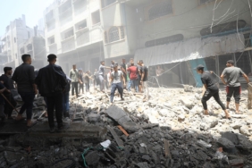 israilin-gazze-seridine-saldirilarinda-son-24-saatte-54-kisi-hayatini-kaybetti-xvx3.jpg