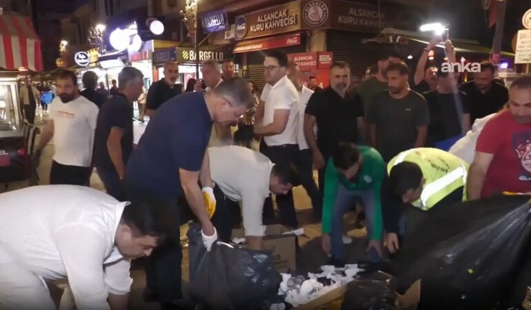 İzmir Büyükşehir Belediye Başkanı Tugay, grev nedeniyle biriken çöpleri topladı