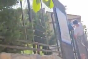 Kapıya tırmanarak içeri girmek isteyen öğrenci hangi okulda?