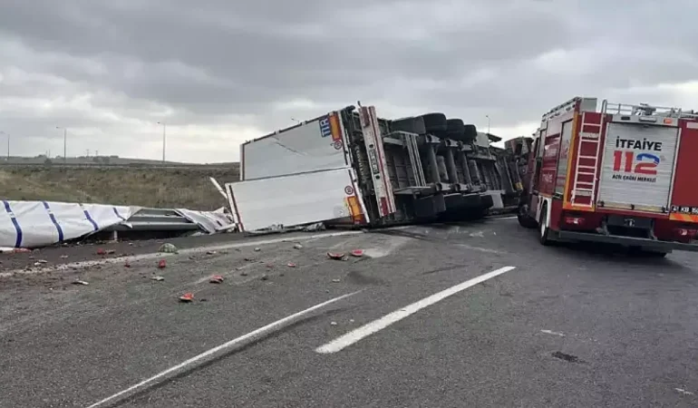 Karpuz yüklü TIR devrildi; 1 ölü, 3 yaralı