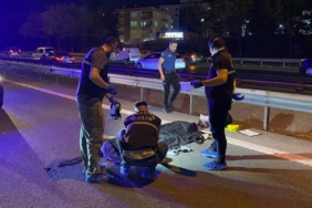 otoyoldan-karsiya-gecerken-otomobilin-carptigi-bir-kisi-oldu-ums6.jpg