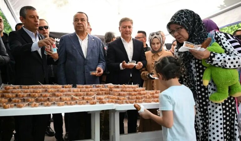 Özgür Özel, merhum Ferdi Zeyrek adına lokma dağıttı! Özel’den kritik açıklamalar