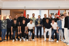 trabzonspor-u19-takimindan-trabzon-buyuksehir-belediyesine-ziyaret-mwmx.jpg