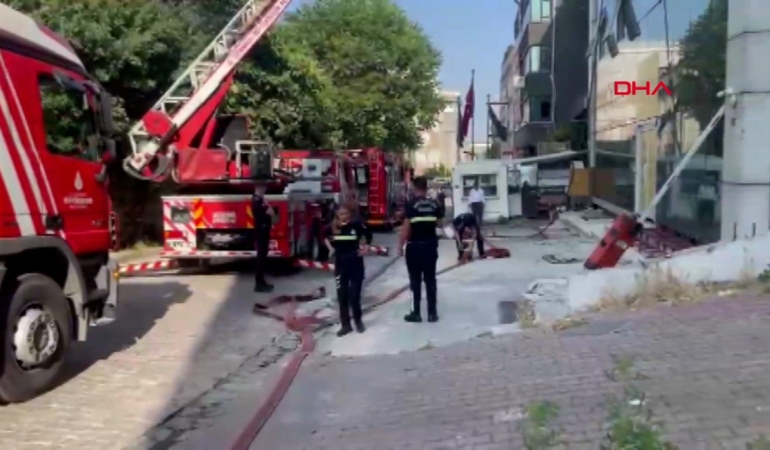 Yenibosna'da 4 katlı iş merkezinin çatısında yangın