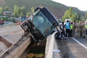 yolcu-otobusu-devrildi-yaralilar-var-kphz.jpg