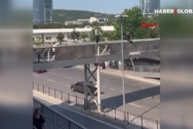 yurekleri-agza-getiren-an-ust-gecitten-elektrik-diregine-atladi-s6rv.jpg
