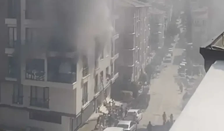 5 katlı binada çıkan yangında 2 kişi pencereden atladı