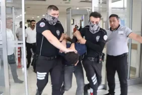 Acil Servise Girip, Doktor Ve Güvenlik Görevlisini Bıçakladı