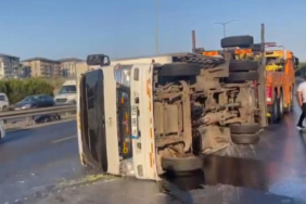 basaksehir-tem-otoyolunda-kamyonet-devrildi-trafik-yogunlugu-olustu-iaae.jpg