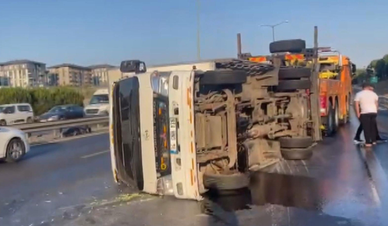 Başakşehir TEM Otoyolu'nda kamyonet devrildi; trafik yoğunluğu oluştu