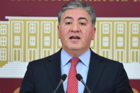 chp-grup-baskanvekili-murat-emir-sahneden-dustu-yaralandi-nnpi.jpg