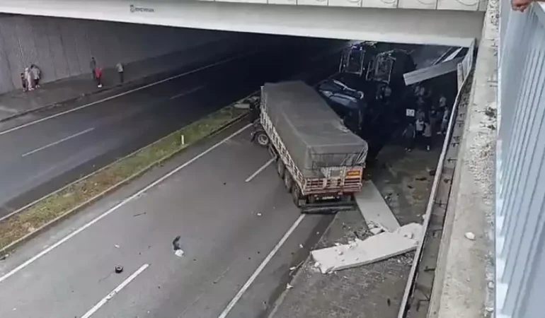 Karşı Yöne Geçen Otomobil, TIR’a Çarptı 3 Ölü, 5 Yaralı