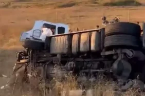 Kuzey Marmara Otoyolu'nda TIR devrildi: 2 ölü