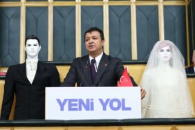 Mahmut Arıkan'dan gelin ve damat mankeniyle ekonomik krize tepki: 'Gençler evlenemiyor'