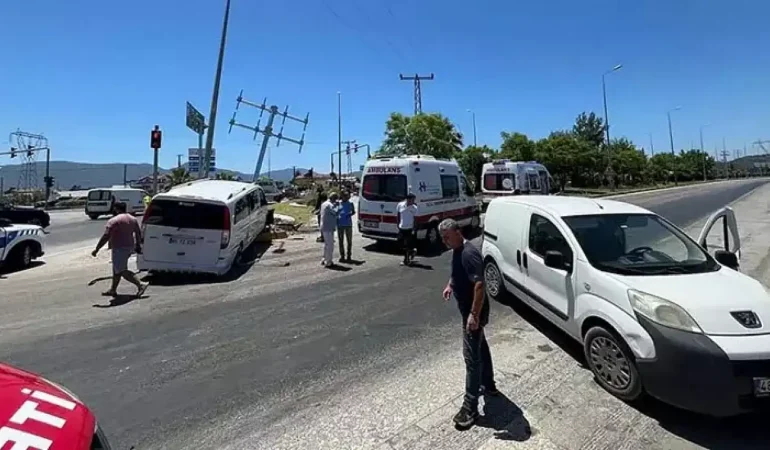 Minibüs ve hafif ticari araç çarpıştı: 12 yaralı