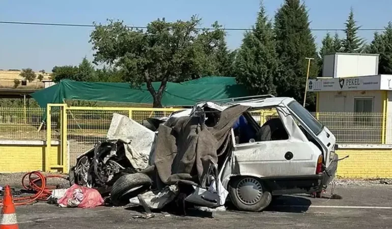 Otomobil ile kamyon çarpıştı: 2 ölü