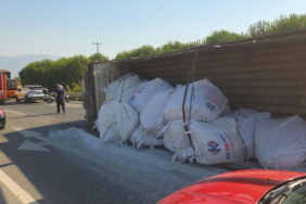 plastik-hammadde-yuklu-kamyon-devrildi-ortalik-savas-alanina-dondu-a0r1.jpg