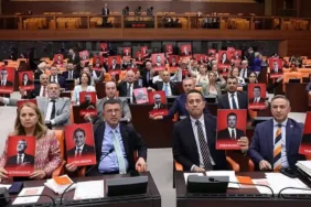TBMM Genel Kurulu'nda CHP'li Vekillerden Protesto