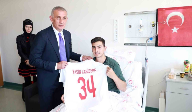 TFF Başkanı İbrahim Hacıosmanoğlu, hastanede tedavi gören askerleri ziyaret etti