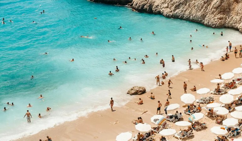 Türkiye’ye ilk 6 ayda 26 milyon 389 bin turist geldi! Bakan Ersoy’dan açıklamalar
