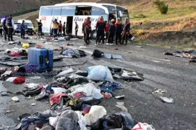 Yolcu Otobüsü Devrildi 4 Ölü, 33 Yaralı