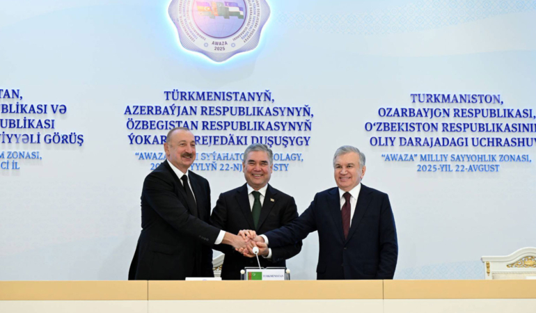 Azerbaycan, Türkmenistan ve Özbekistan liderleri Türkmenbaşı’nda üçlü zirvede buluştu