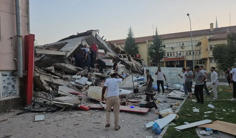 Balıkesir Sındırgı’da 6.1’lik deprem: Halk geceyi sokakta geçirdi!