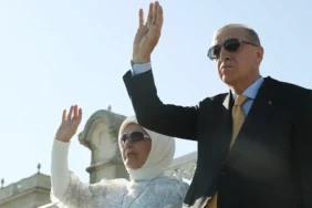 Cumhurbaşkanı Erdoğan, İstanbul Boğazı'ndan Geçen Türk Donanmasını Selamladı