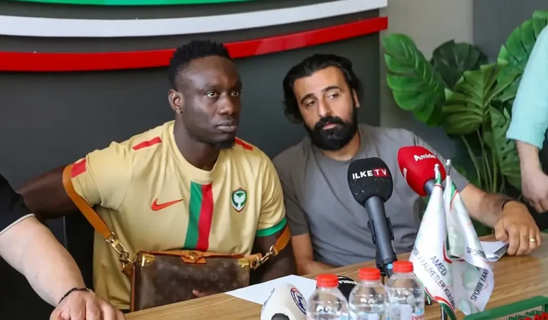 Galatasaray'ın eski yıldızı Mbaye Diagne, Amedspor'a imzayı attı
