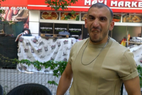 havlayarak-musteri-karsilayan-garson-sasirtiyor-problem-yasadigim-musteriler-de-oluyor-ama-devam-ede.jpeg