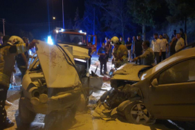 iki-otomobil-kafa-kafaya-carpisti-yaralilar-var-vf6k.jpg