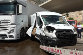 kamyonet-kavsakta-tirla-carpisti-kaza-kamerada-dvbp.jpg