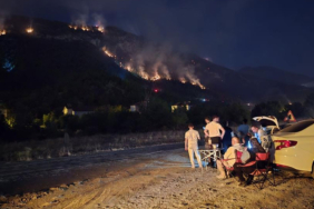 karabukte-pes-dedirten-goruntu-orman-yanginini-kamp-sandalyelerinde-film-izler-gibi-izlediler-0tkv.j.jpeg