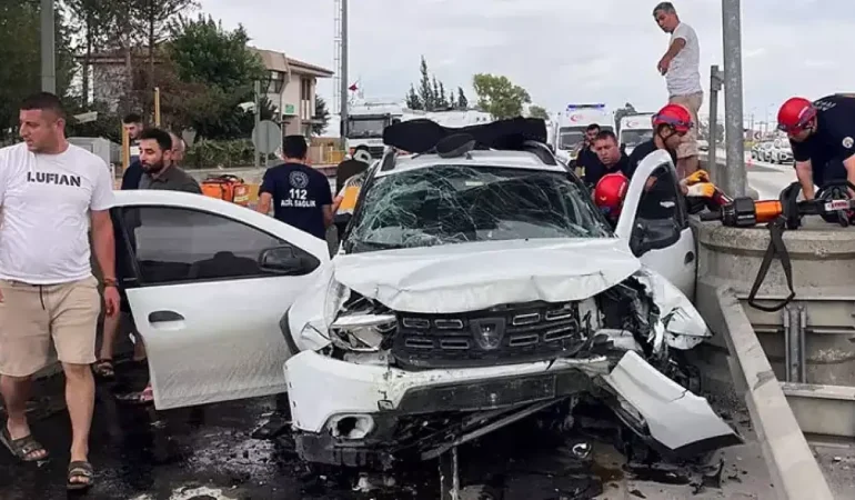 Otomobil, otoyol gişelerinin beton bariyerine çarptı: 1 ölü, 4 yaralı