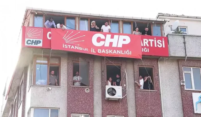 CHP'nin Bahçelievler'deki binasına 'İstanbul İl Başkanlığı' yazılı pankart asıldı