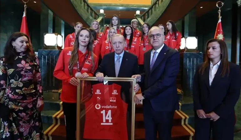 Cumhurbaşkanı Erdoğan, A Milli Kadın Voleybol Takımı’nı Kabul Etti