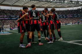 eintrachtfrankfurtsvwerderbremenjubeluzunkochchaibibahoyatheate733djpg-js5tr7kVEUaX76x1f8u78A.jpg