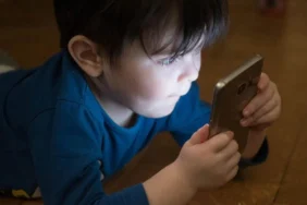 erken-yasta-telefon-kullanimi-cocuklarin-gelisimini-tehdit-ediyor-141611-20250905.webp.webp
