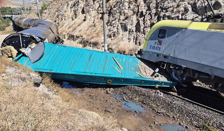 İki yük treni kafa kafaya çarpıştı