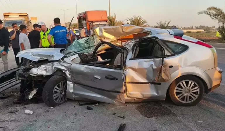 İnfaz koruma memurlarının bulunduğu otomobil, kamyona çarptı; 2 ölü, 1 yaralı