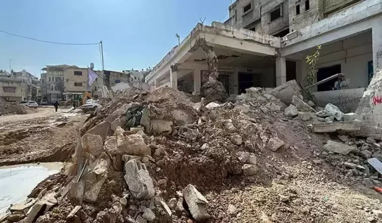 İsrail, Gazze'deki Aksa Hastanesi'ni Vurdu
