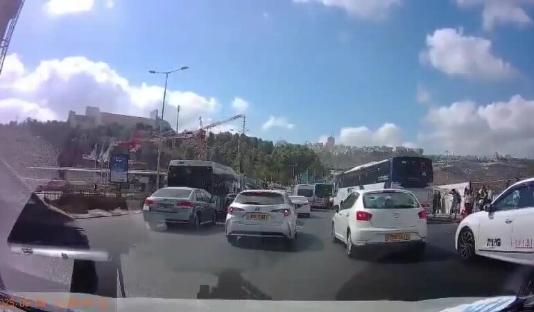 Kudüs’te otobüs durağına silahlı saldırı: Çok sayıda ölü ve yaralı!