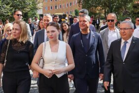 Özgür Özel, Ferdi Zeyrek'in kızı Nehir Zeyrek'i mimarlık fakültesine kaydı için üniversiteye gitti