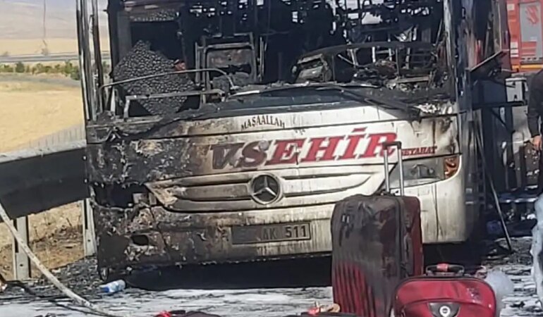 Seyir halindeki yolcu otobüsü yandı