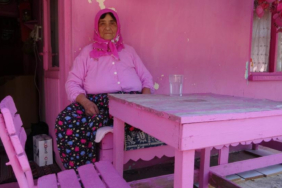 turkiyenin-pembe-tutkusuyla-tanidigi-ispartanin-barbie-teyzesi-evinden-disari-cikamiyor-agrs.jpg