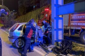 Üst geçidin ayağına çarpan otomobildeki 2 kişi can verdi